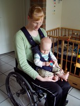 Anneke met Stijn op de rolstoel